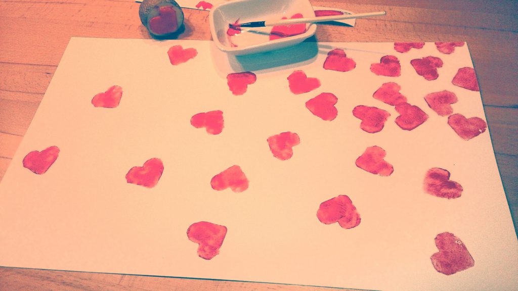 verschiedenArt: Herzen mit Acryl auf ein Tablett gestempelt - ein schnelles DIY Projekt zum Valentinstag