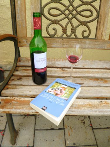 verschiedenArt: mit Rotwein und Buch im Garten