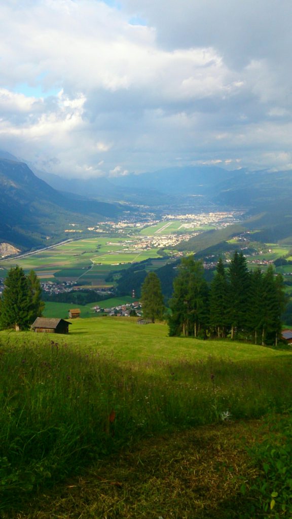 verschiedenArt: Kurzausflug nach Zirl - Ausblick auf Zirl mit Regenwolken und Sonnenflecken