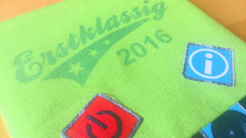 Selbstgenähter Hefteinband: Detailansicht getrockneter fertiger Fototransfer Schriftzug Erstklassig 2016