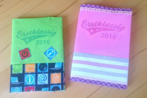 Hefteinband selbstgenäht: 2 fertige Einbände, einer in rosa und einer in grün gehalten. Frontansicht
