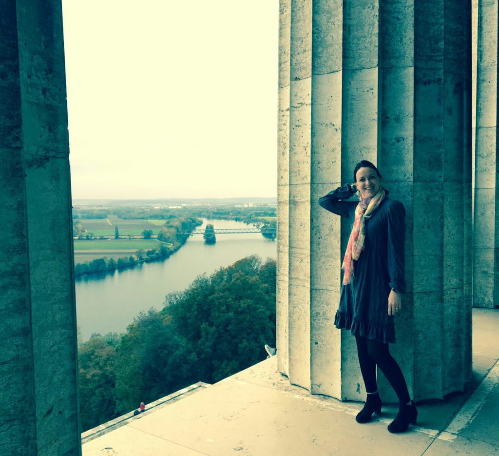 Kleid aus grauem crashed Jersey langärmelig, im Hintergrund sieht man Regensburg und die Donau 