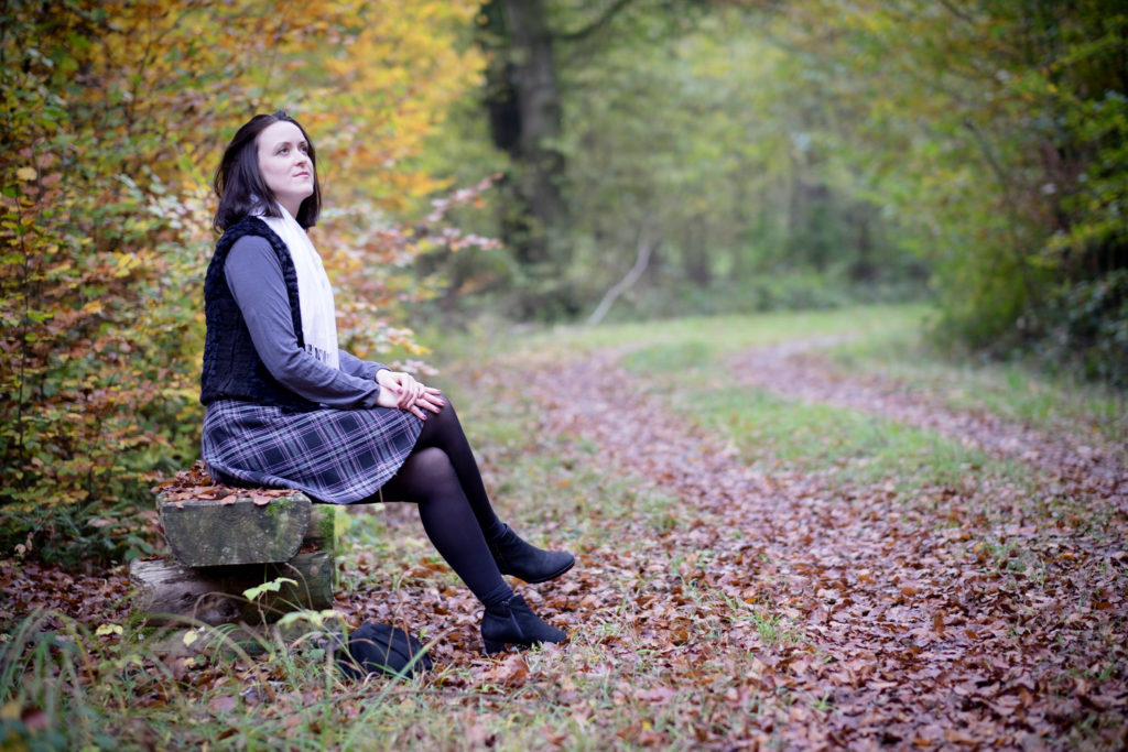 Im Wald mit Gesamtoutfit incl. Fellweste. Sitzend auf Parkbank