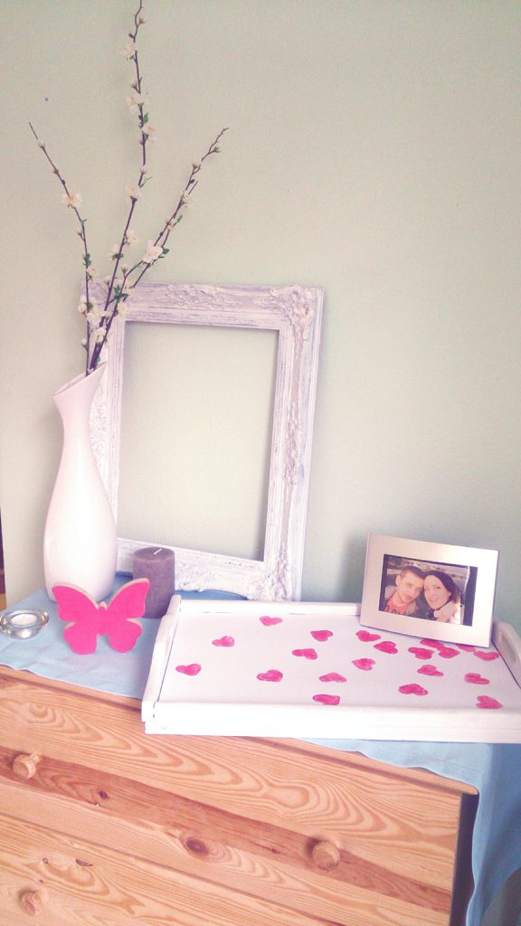 verschiedenArt: Herzen mit Acryl auf ein Tablett gestempelt - ein schnelles DIY Projekt zum Valentinstag