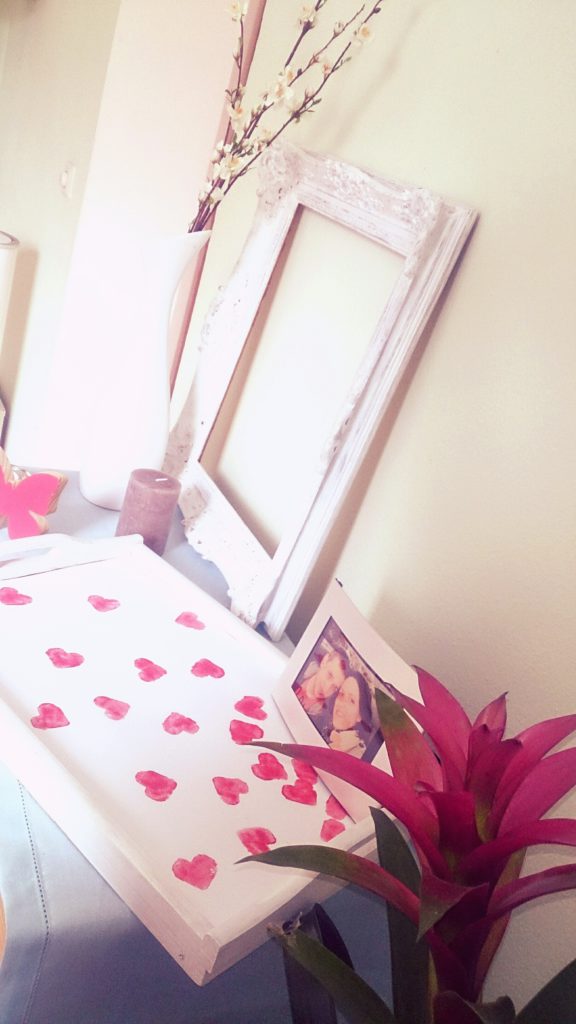 verschiedenArt: Herzen mit Acryl auf ein Tablett gestempelt - ein schnelles DIY Projekt zum Valentinstag