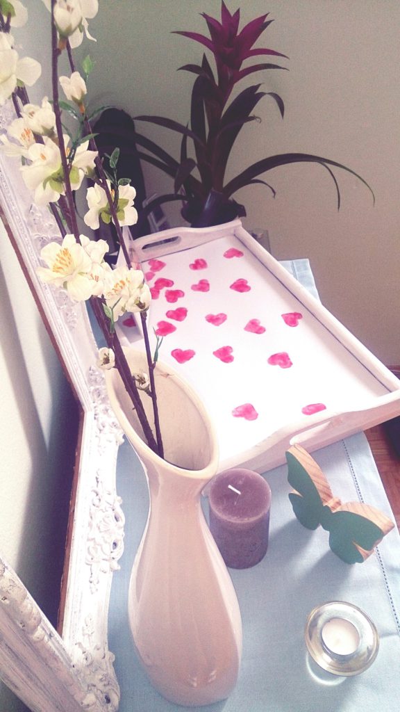 verschiedenArt: Herzen mit Acryl auf ein Tablett gestempelt - ein schnelles DIY Projekt zum Valentinstag