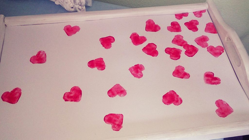 verschiedenArt: Herzen mit Acryl auf ein Tablett gestempelt - ein schnelles DIY Projekt zum Valentinstag