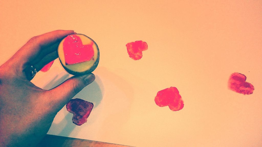 verschiedenArt: Herzen mit Acryl auf ein Tablett gestempelt - ein schnelles DIY Projekt zum Valentinstag