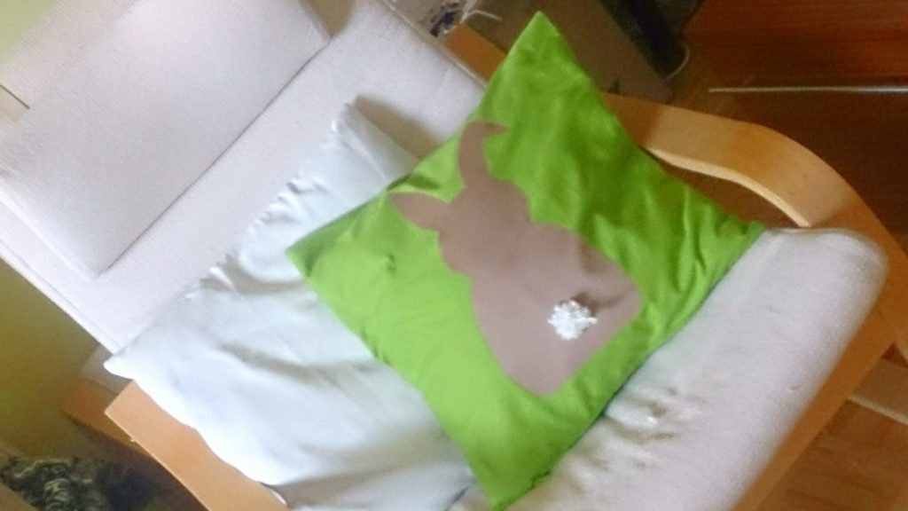 verschiedenArt: selbstgenähtes Kissen Häschen im Grünen