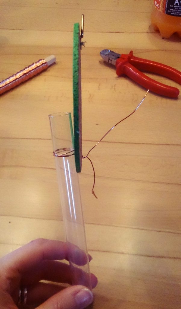 verschiedenArt: DIY Blumenvase aus Kork und Reagenzglas