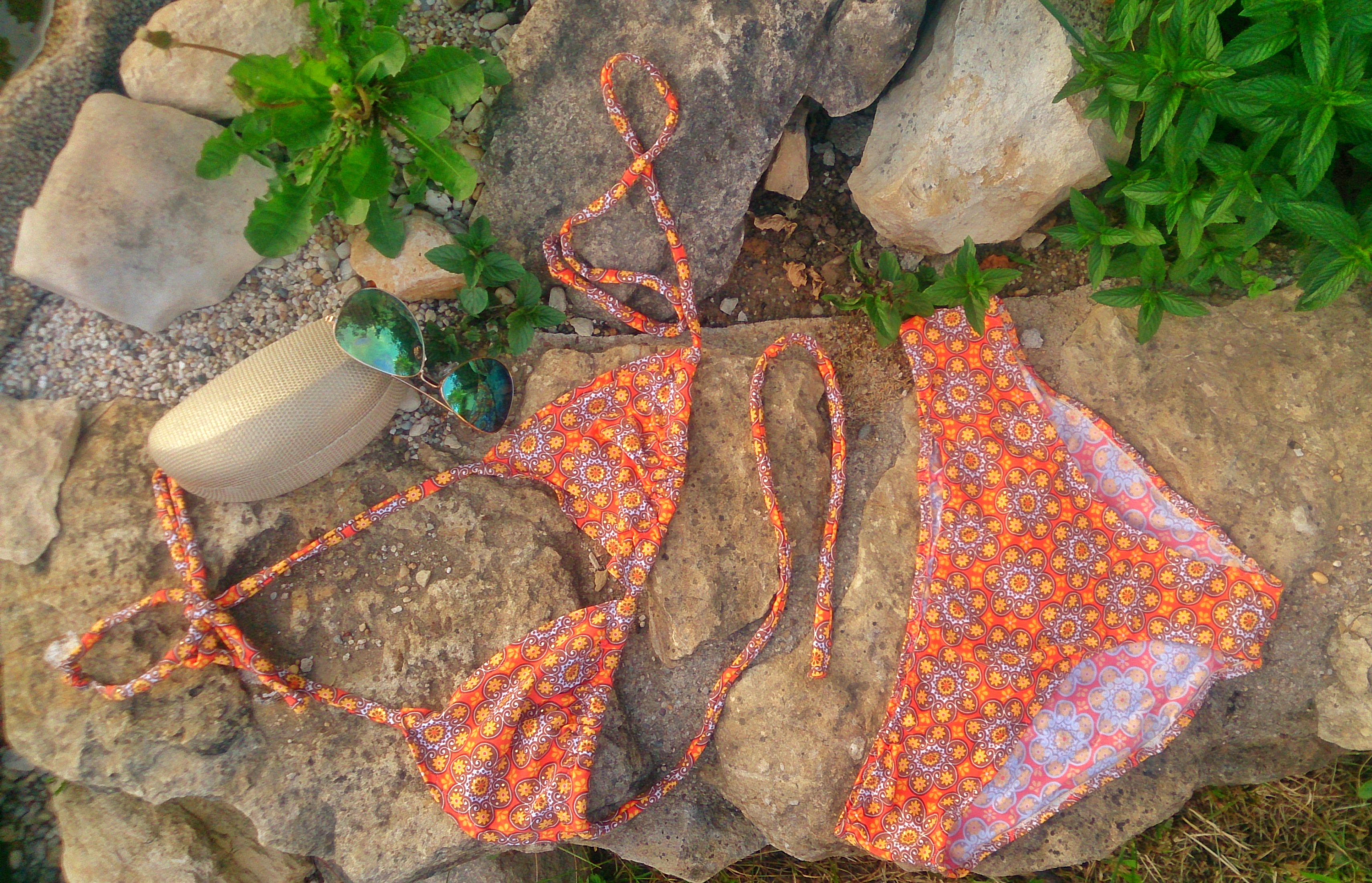 verschiedenArt: Bikini auf den Felsen