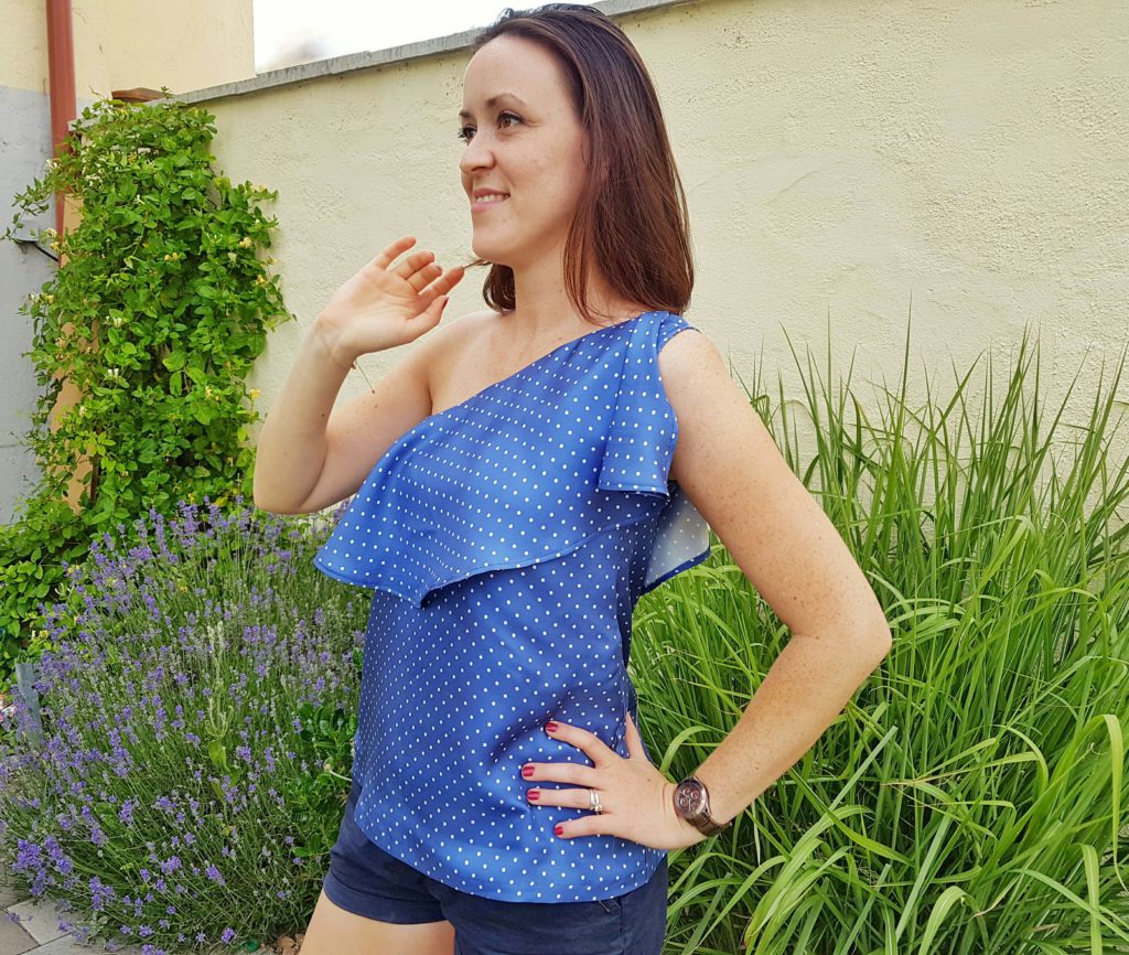 verschiedenArt: blaue Seidenbluse mit Polkadots und schönem Volant - Portrait seitlich
