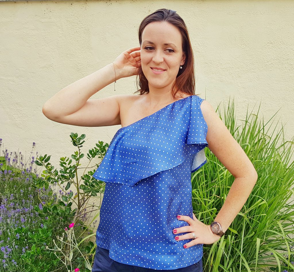 verschiedenArt: blaue Seidenbluse mit Polkadots und schönem Volant - Portrait