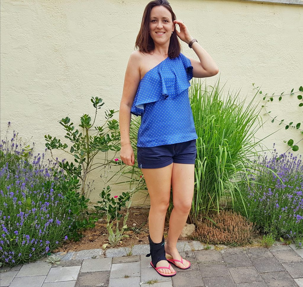 verschiedenArt: blaue Seidenbluse mit Polkadots und schönem Volant - Komplettansicht