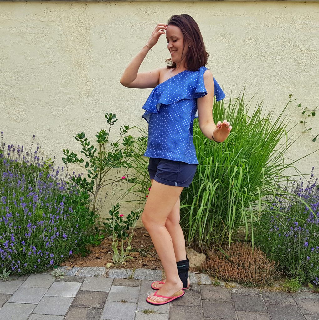 verschiedenArt: blaue Seidenbluse mit Polkadots und schönem Volant - fröhliche Komplettansicht