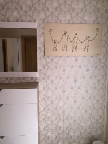Das Bild hängt an der Wand, die mit einer romantisch verzierten silbernen Tapete beklebt ist. Neben dem Bild sieht man den Spiegel und ein sideboard