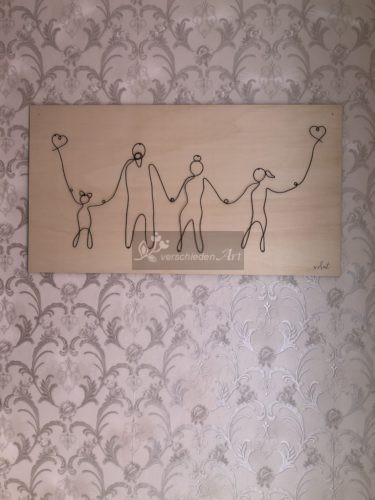 Das Bild (eine 2-dimensionale Drahskulptur auf einer Holzplatte) hängt an der Wand, die mit einer romantisch verzierten silbernen Tapete beklebt ist. 