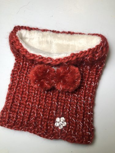 Die fertig gestrickte und mit Teddyjersey gefütterte 2in1 Loopmütze. Man sieht gut das hellbeige Futter im Inneren.