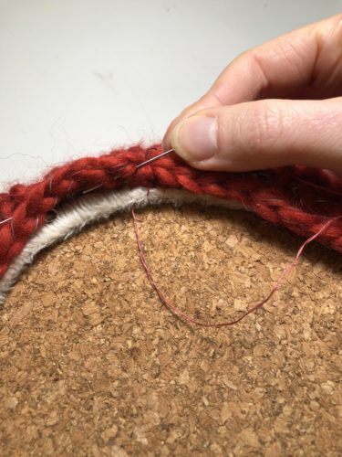 Detailansicht wie ein Stich genäht wird um Strick und Jersey miteinander zu vernähen