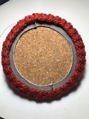Die offene Oberkante des Jerseyloops steht 1cm unterhalb des Strickloops heraus.