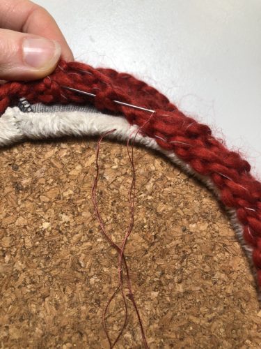 Detailansicht wie der Strick und Jersey miteinander verbunden werden.