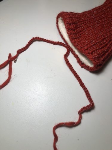 Die Luftmaschenschlange ist fertig und liegt nehmen dem fertig gefütterten Loop