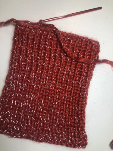 aus derselben Wolle wie der Strickloop wurde mit dem Häkeln einer Luftmaschenschlange begonnen.