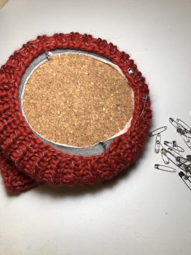 Der Korkuntersetzer steckt im Inneren der beiden Loops und dehnt die untere Kante beider Loops