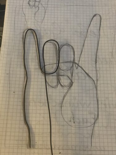 Die ersten beiden Finger sind an der Vorlage entlang gebogen