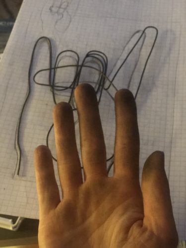 Meine Hände sind schwarz vom Stahldraht.