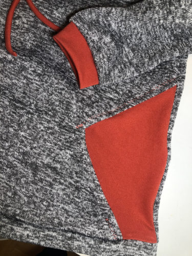 Detailaufnahme von den Tascheneingriffen und den Ärmelbündchen
