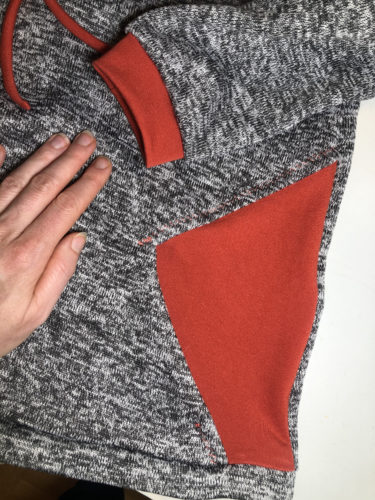Detailaufnahme von den Tascheneingriffen und den Ärmelbündchen