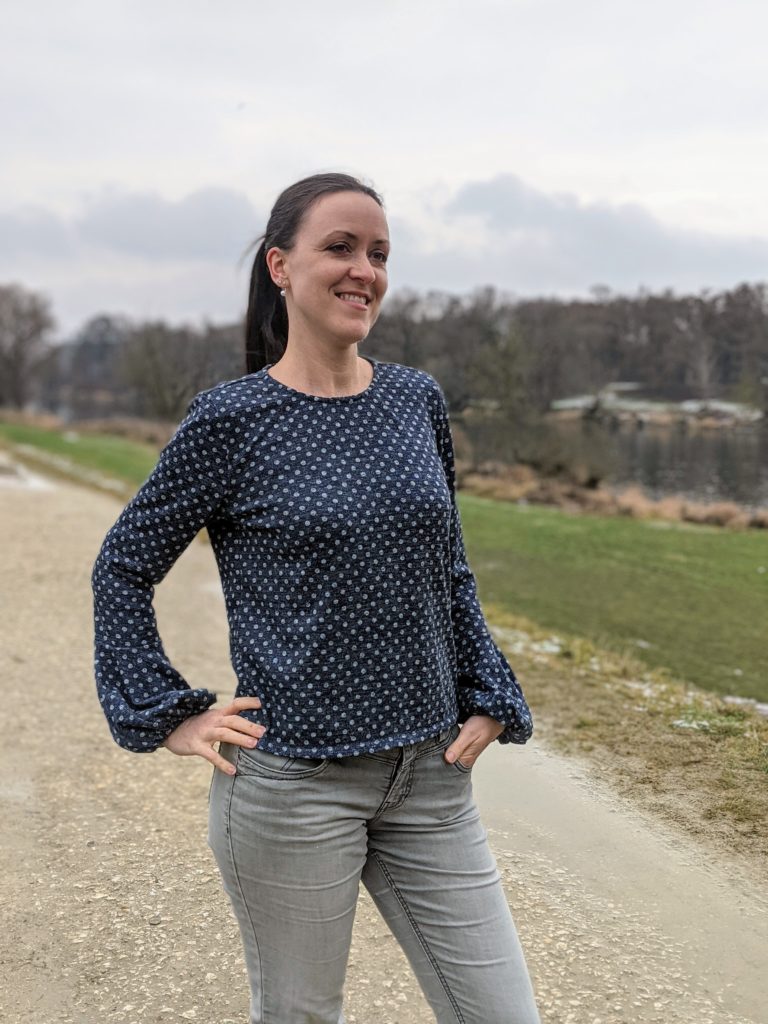 Pullover mit Puffärmeln und Punkten in silberblau