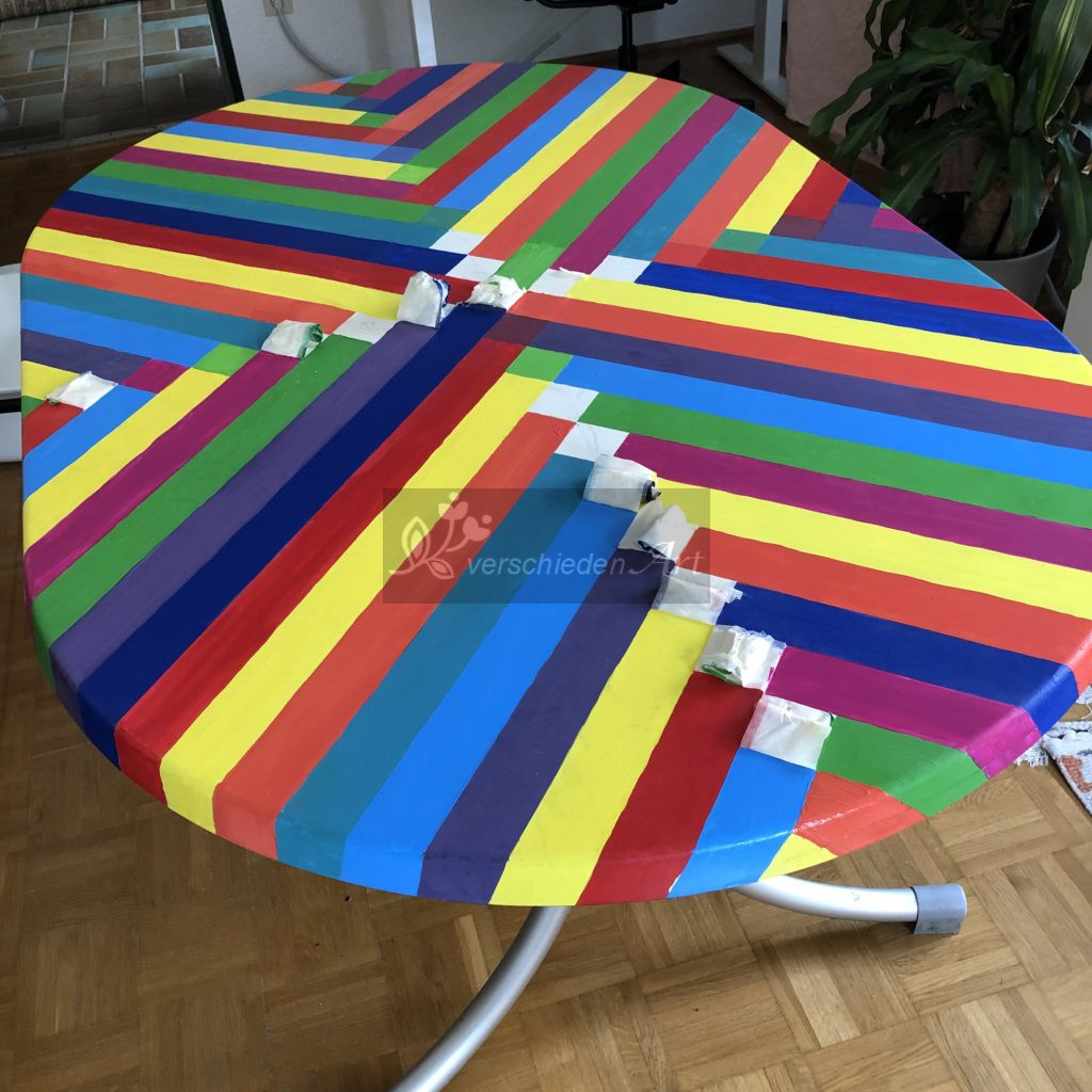 Gartentisch mit Acrylfarbe bemalt, es fehlen nur noch wenige kleine Stellen