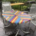 Gartentisch mit Acrylfarbe bemalt im Regen
