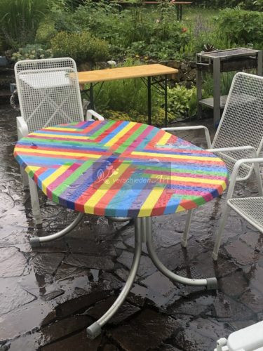 Gartentisch mit Acrylfarbe bemalt im Regen