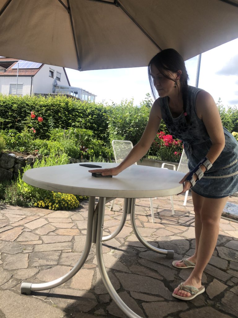 verschiedenArt beim Abschleifen des Tisches