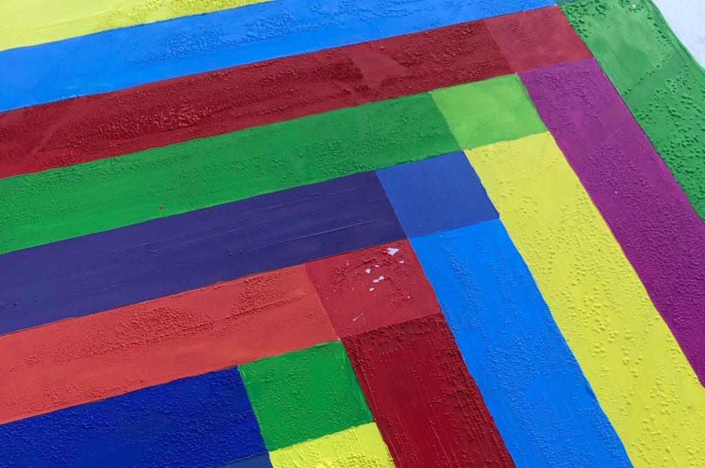 Die Farbe auf dem Tisch aus der Nähe. Die einzelnen Farben haben kleine Wasserbläschen.