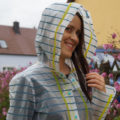 Regenmantel im Portrait