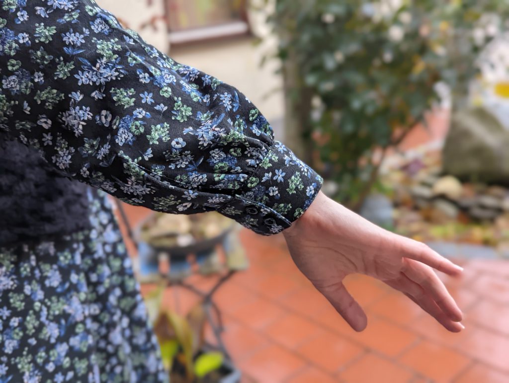 Das Ärmelbündchen aus der Nähe: die Bündchenbreite passt an den Nahtkanten perfekt aufeinander. Der Ärmelschlitz fällt glatt und wird mit 2 kleinen Blusenknöpfen in blau-schwarz geschlossen.