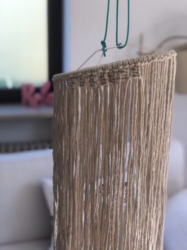 Makrameeseile sind rund um den Lampenschirmring angebracht mit Ankerknoten. 7 Knotenketten sind bereits fertig geknüpft