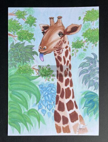 Giraffe. Bild auf weißem Papier mit Copic Markern. Von der Giraffe siehtman Hals und Kopf. Sie streckt ihre blau-lila Zunge heraus. Sie ist umgeben von grünem Dschungelgewächs.