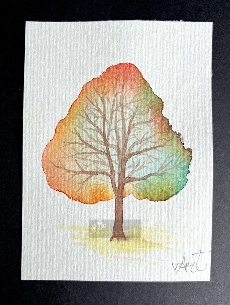 Linde im Herbst. Aquarellbild auf weißem Papier: Ein einzelner Baum mit herbstlich bunt gefärbter Krone, die in ihrer sanften dreieckigen Form einer Linde ähnelt. Der Stamm ist braun und die Zweige in der Baumkrone sind fein verzweigt.