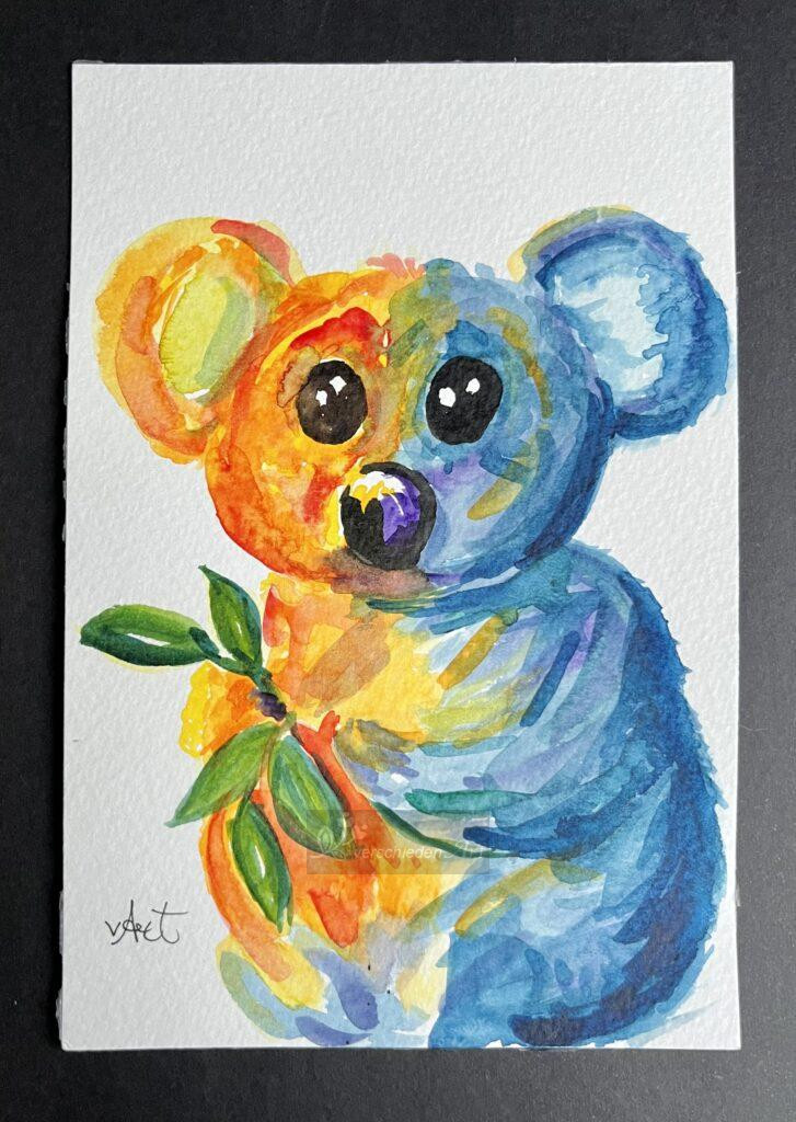 Koala. Aquarellbild auf weißem Papier: Koalabär, der mit großen Augen ängstlich drein blickt. Er hat einen Stängel mit Blatt in den Pfoten. Dadurch dass ein Fell auf der liken Seite gelb-orange gemalt ist und auf der rechten grün und blau, wirkt es als würde er von Links von einer starken Lichtquelle angestrahlt. 