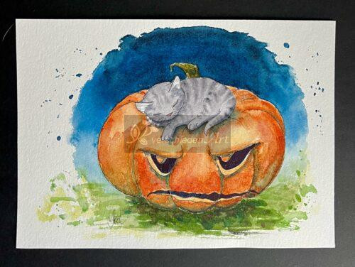 Kürbiskätzchen. Aquarellbild auf weißem Papier: ein grau getigertes Kätzchen liegt schlafend zusammengerollt auf einem orangen Kürbis. Der Kürbis schaut mit seinem geschnitzten Gesicht grimmig. Unter den beiden wächst dunkelgrünes Gras, der Himmel färbt sich dunkelblau, als ob die Nacht bald kommt.