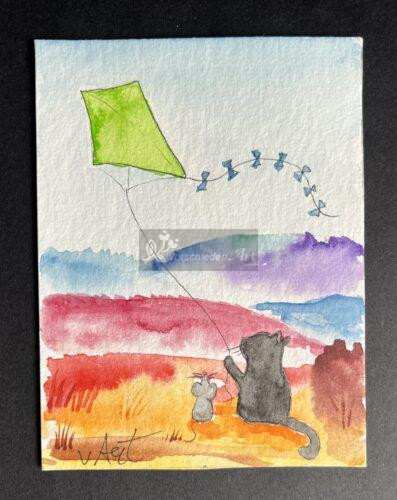 Schwarze Katze mit Maus und Drachen. Aquarellbild auf weißem Papier: Eine schwzare Katze und eine kleine graue Maus sitzen in mitten von hebstlich gefärbten sanften Hügeln. Die Katze lässt einen grünen Drachen mit Schleifchenschweif steigen. 