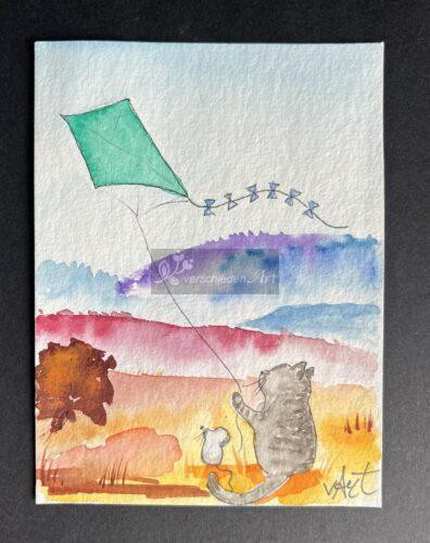 Katze und Maus mit Drachen grün. Aquarellbild auf weißem Papier: Eine grau getigerte Katze und eine kleine graue Maus sitzen in mitten von hebstlich gefärbten sanften Hügeln. Die Katze lässt einen grünen Drachen mit Schleifchenschweif steigen. 