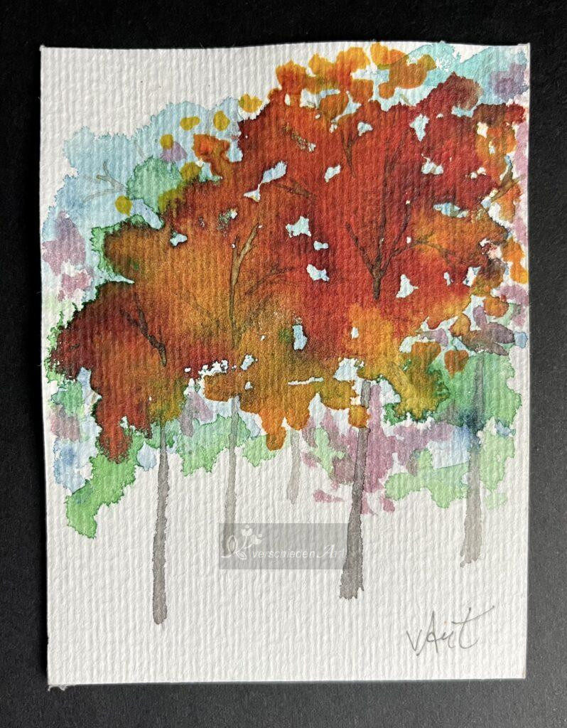 Herbst im Park. Aquarellbild auf weißem Papier Hochformat: Mehrere Bäume sind schemenhaft zu erkennen. Vier braungraue Stämme sind zu sehen. Die Baumkronen verschwimmen ineinander. Im Hintergrund sind blaue und grüne Kronen angedeutet, im Vordergrund leuchten herbstlich rote und orange Baumkronen.